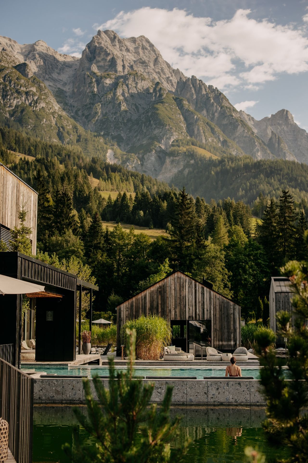 Außenpool im Naturhotel Forsthofgut mit Blick auf die Salzburger Bergwelt in Leogang – ruhige Wellness-AusZEIT inmitten der Natur.