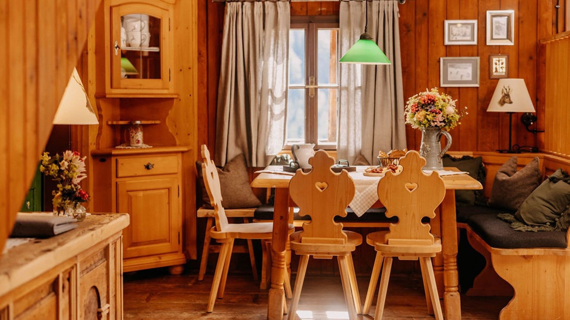 Wohnbereich mit gemütlicher Sitzbank, warmem Holz und Blick ins Grüne.